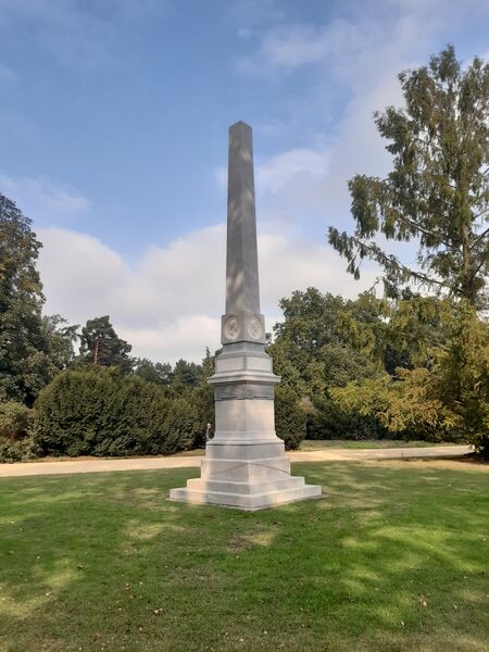 Der restaurierte Obelisk am Marmorpalais im Potsdamer Neuen Garten