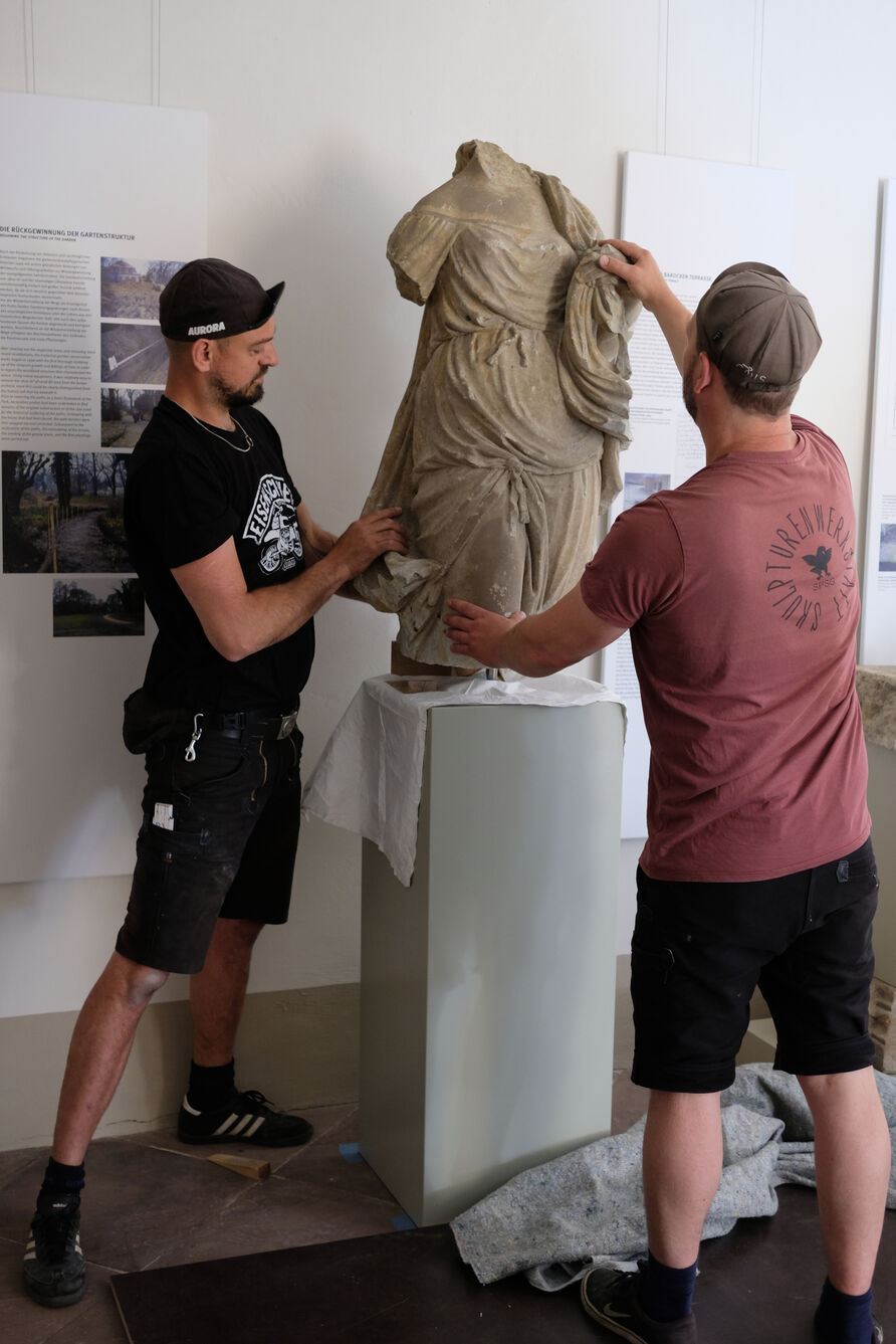 Aufstellung der Skulptur im Besucherzentrum im Logierhaus