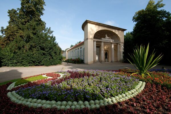 Neuer Garten, Blick über Teppichbeet auf das Ägyptische Portal der Orangerie