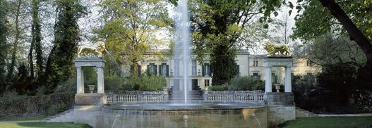 Berlin, Schlossgarten Glienicke, Blick über die Löwenfontäne mit rundem Blumenbeet zum Schloss