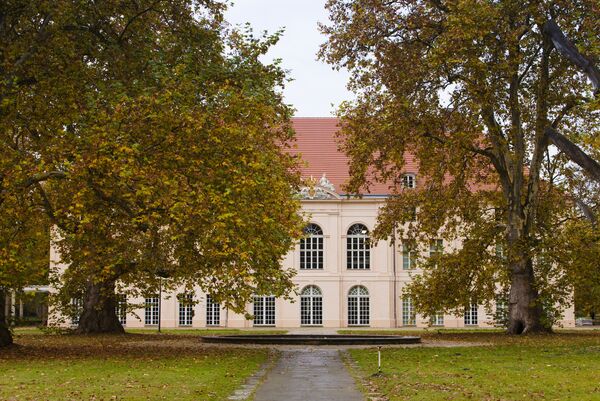 Blick auf das Schloss Schönhausen mit Herbstlaub