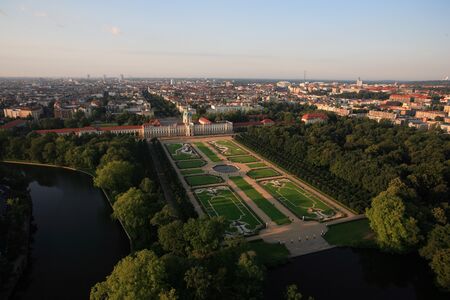 Luftaufnahme des Schlossgarten Charlottenburg mit Blick auf das Schloss und Potsdam
