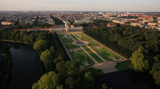 Luftaufnahme des Schlossgarten Charlottenburg mit Blick auf das Schloss und Potsdam