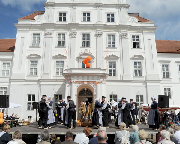 Orangefest in Oranienburg – Traditionelle Tänze vor dem Schloss