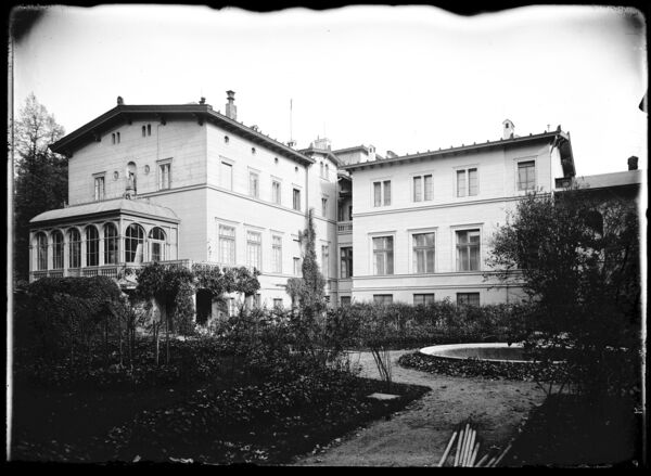 Villa Liegnitz, Ansicht von Südwesten, Garten und Anbau, vermutl. 1920er Jahre