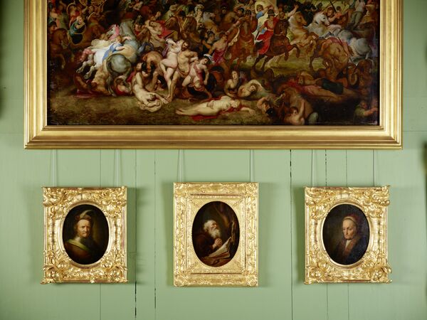 Detailansicht von hängenden Gemälden in goldenen Rahmen im Kleinen Kabinett der Bildergalerie