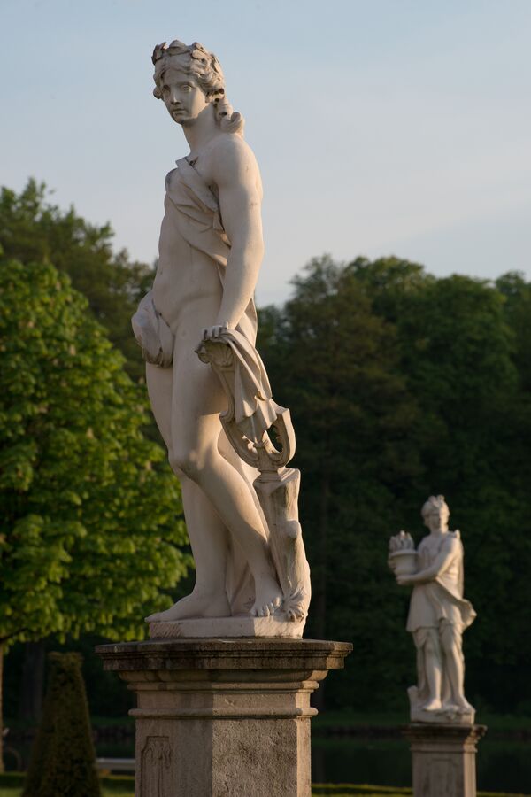 Skulpturen des Apollon und der Allegorie des Feuers im Lustgarten Rheinsberg 