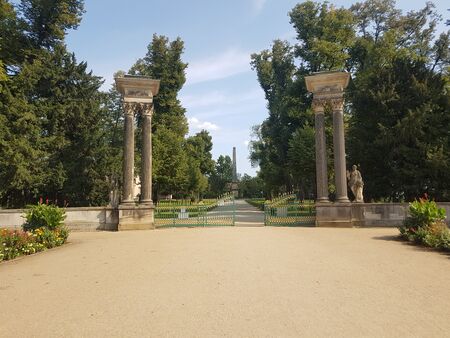 Das Obeliskportal im Park Sanssouci vor der Sanierung im Sommer 2024