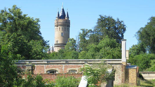 Historische Hofgärtnerei im Park Babelsberg mit Blick auf den Flatowturm