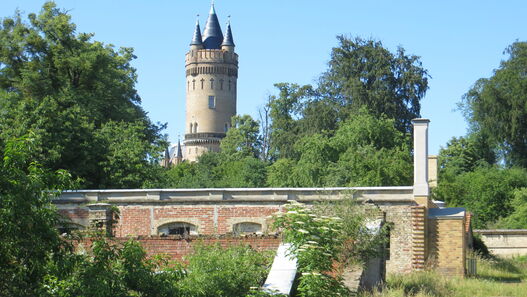 Historische Hofgärtnerei im Park Babelsberg mit Blick auf den Flatowturm