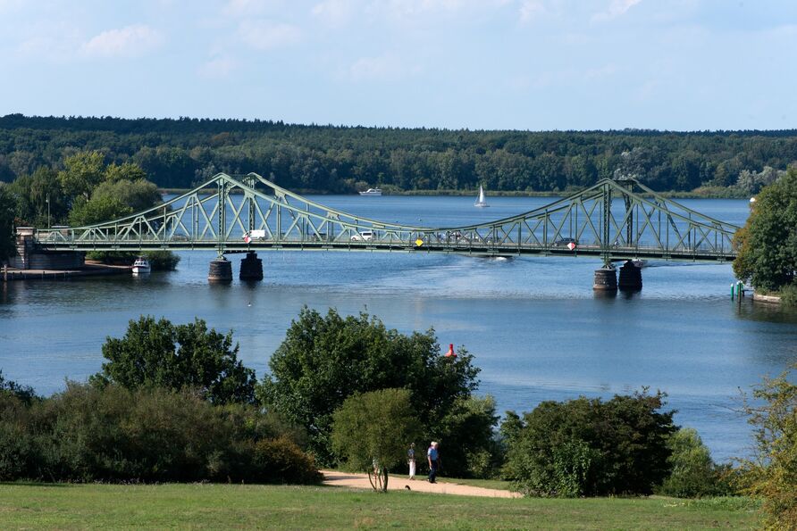 Park Babelsberg, Bowlinggreen, Blick zur Glienicker Brücke