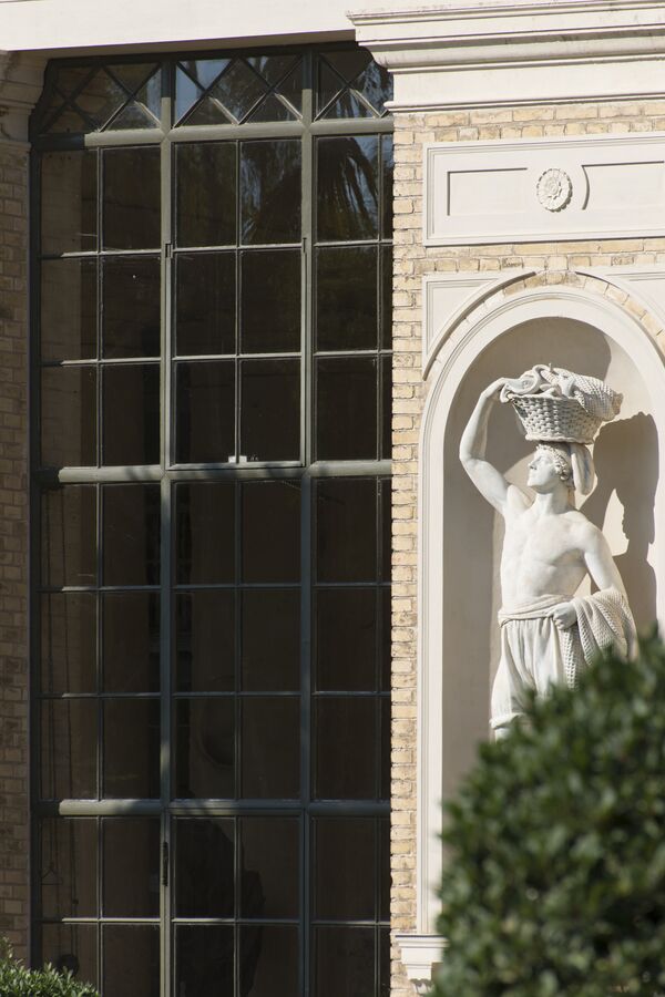 Park Sanssouci, Orangerieschloss, Detail der Fassade und Skulptur „Der August“