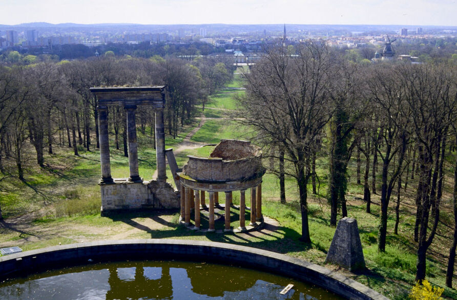 Ruinenberg, Blick in Richtung Schloss Sanssouci und Innenstadt, im Vordergrund das Wasserbecken