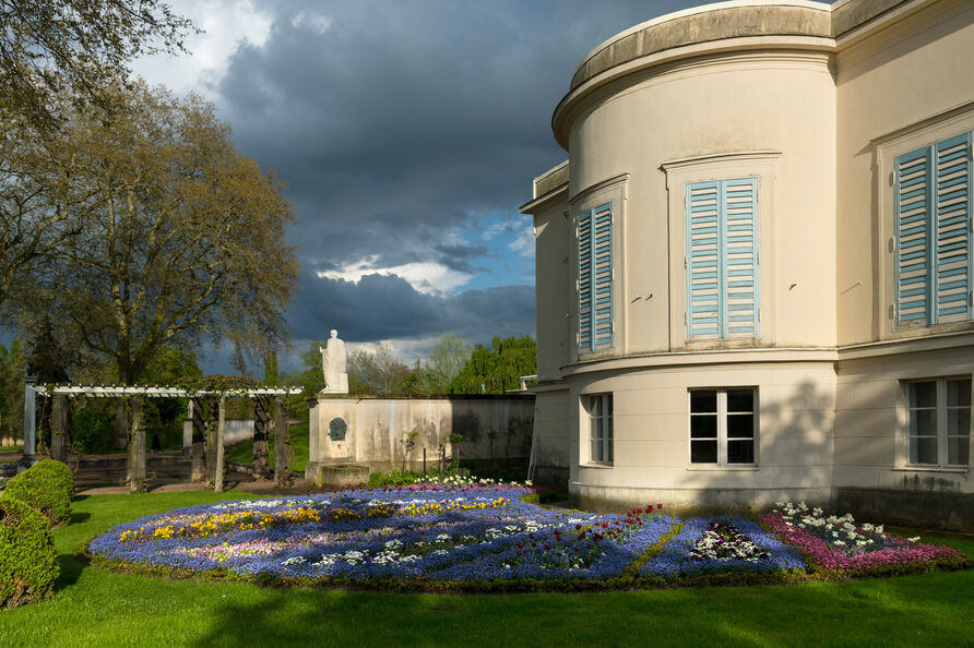 Schloss und Park Charlottenhof, kunstvoll bepflanztes Blumenbeet am Schloss Charlottenhof, Nordseite