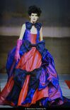 Die Abendrobe Big Bow von Vivienne Westwood, präsentiert von dem Model Stella Tennant in der Frühjahr/Sommer-Modenschau in Paris im Oktober 1996