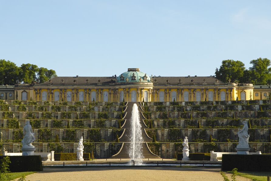 Schloss Sanssouci, Blick vom Parterre über die große Fontäne und die Terrassen zum Schloss