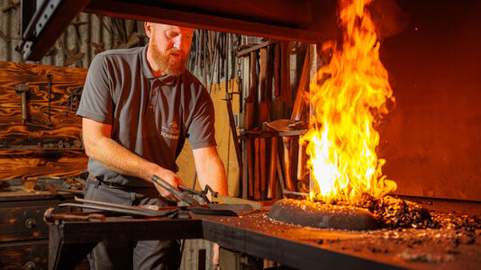 Metallbaumeister Martin Richert am Schmiedefeuer