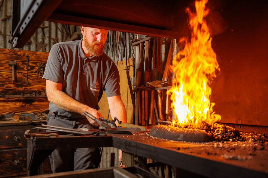 Metallbaumeister Martin Richert am Schmiedefeuer