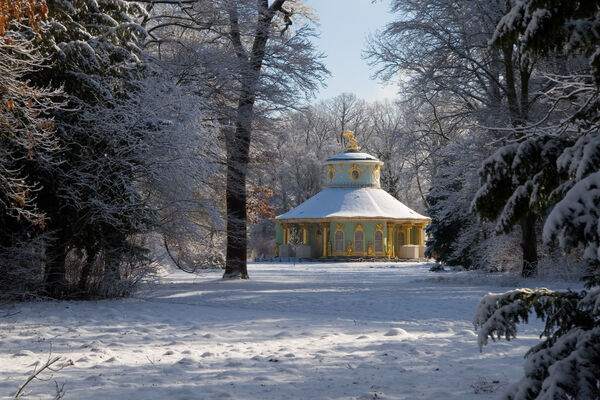 Außenansicht des Chinesischen Hauses im winterlichen Park Sanssouci