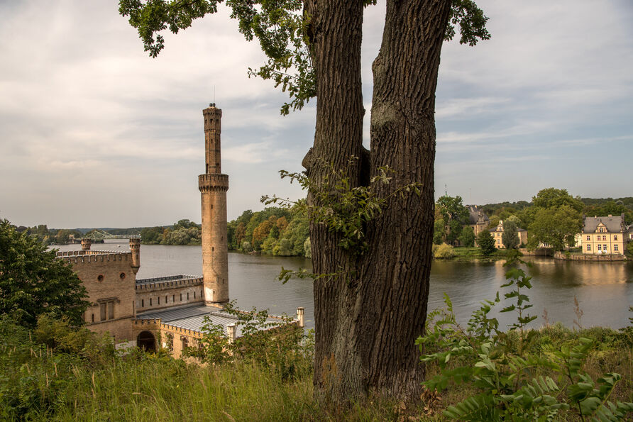 Park Babelsberg, Blick über das Maschinenhaus auf das Wasser, im Hintergrund die Glienicker Brücke