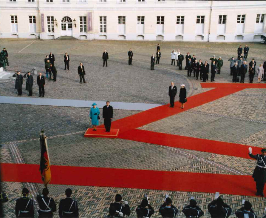 Bei ihrem Staatsbesuch am 2. November 2004 wird die Queen von Bundespräsident Horst Köhler im Ehrenhof des Schlosses empfangen. Foto: SPSG / Andreas Jacobs