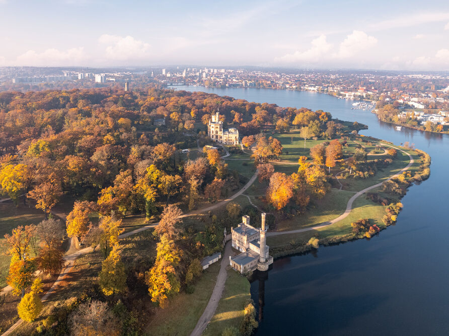 Park Babelsberg, Blick über Maschinenhaus und Schloss Babelsberg, am Horizont die Stadt Potsdam