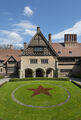 Schloss Cecilienhof, Blick in den Ehrenhof, mit rotem Stern