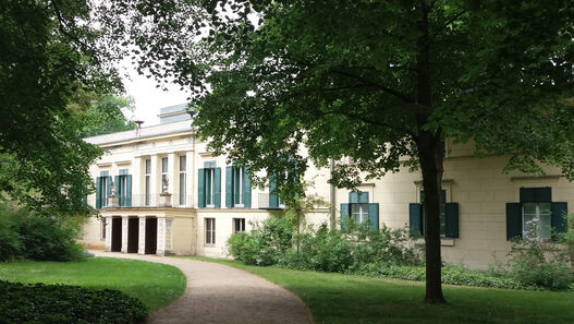 Weg zum Schloss Glienicke durch den grünen Park