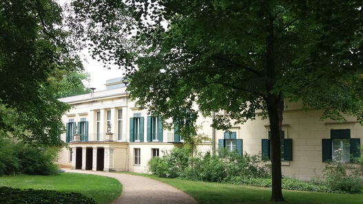 Weg zum Schloss Glienicke durch den grünen Park