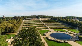 Der Park Sanssouci: Weinbergterrassen und betender Knabe