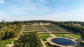 Der Park Sanssouci: Weinbergterrassen und betender Knabe