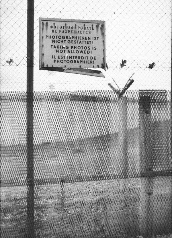 „Berliner Mauer“ o. genauen Titel – Zaun mit Schild „Photographieren ist nicht gestattet“ in russisch, deutsch, englisch & französisch