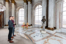 Besucher im Marmorsaal von Schloss Sanssouci