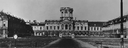 Berlin, Charlottenburg Palace, Old Palace, cour d’honneur and palace square with wartime destruction, before 1949