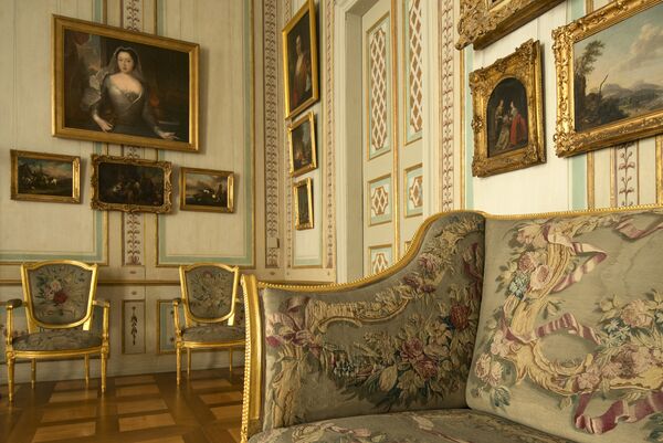 Blick in die Lange Kammer mit Sofa, Stühlen und Gemälden im Schloss Rheinsberg 
