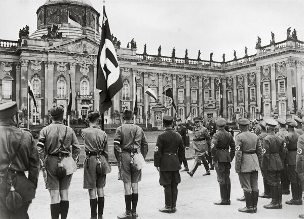 Opening of the Prussian State Council at the New Palace, 16 September 1933. Minister President Hermann Göring’s marched arrival before the start of the Prussian State Council’s first work session on the formation of National Socialist Guard of Honour organizations, such as the Sturmabteilung (SA, Storm Troopers) and the Schutzstaffel (SS, Protection Squadron) units