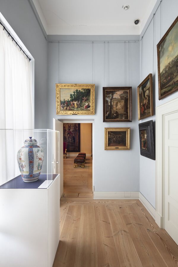 Schreibkabinett mit Vase und Gemälden im Schloss Oranienburg 