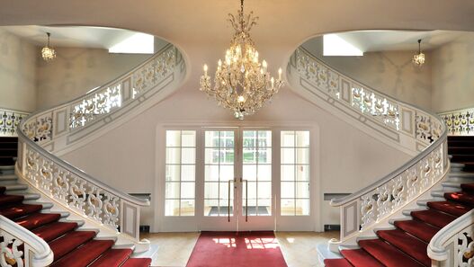 Blick frontal in das Haupttreppenhaus im Schloss Schönhausen