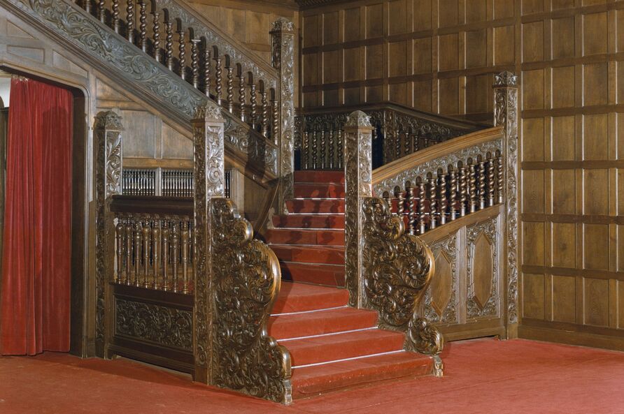 Die Treppe in der großen Halle von Schloss Cecilienhof