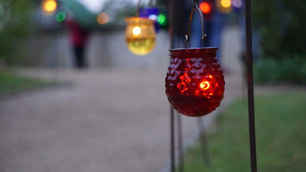 Historische Illumination mit Öllämpchen (Kopien nach vorhandenen Originalen) zum Gartenfest im Park Babelsberg