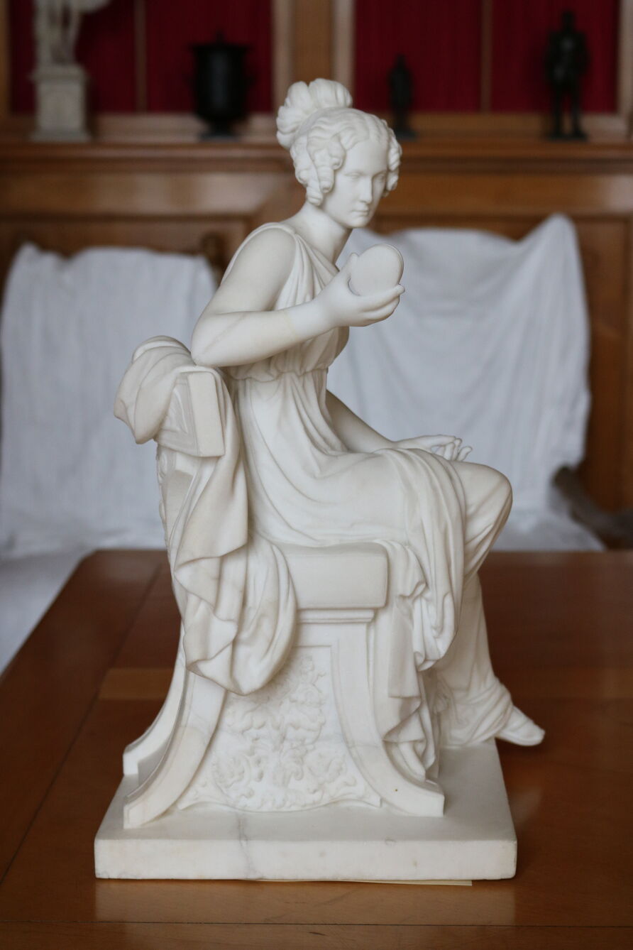 Carl Ludwig Wichmann: Sitzfigur der Großfürstin Alexandra Feodorowna, um 1827, Carrara-Marmor, 43 cm hoch