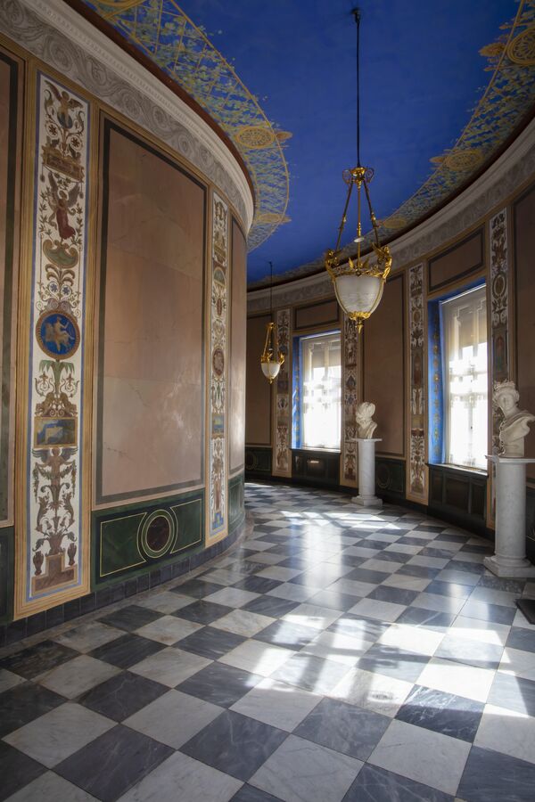 Verbindungs- Galerie im Marmorpalais mit blauer Decke