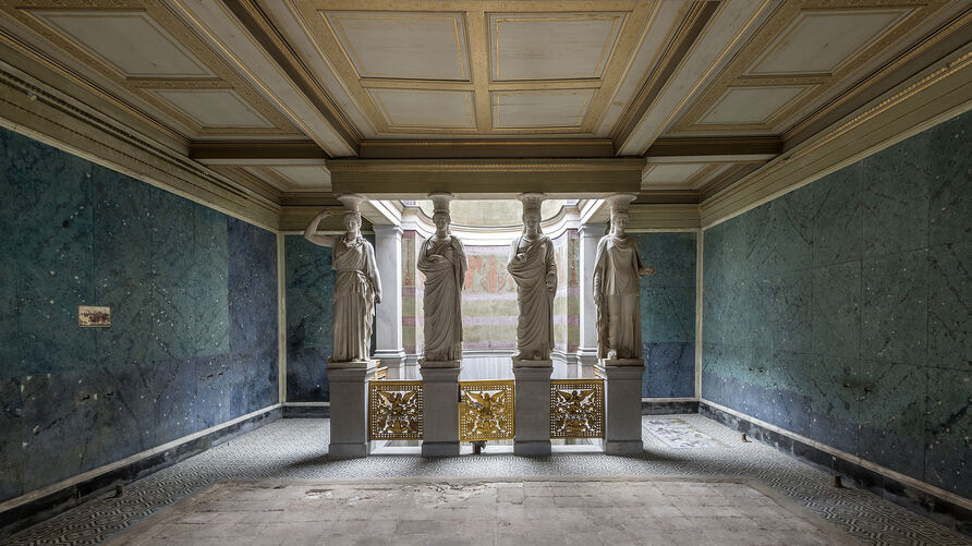 Blick auf vier Statuen im Innenraum der Römischen Bäder im Park Sanssouci 
