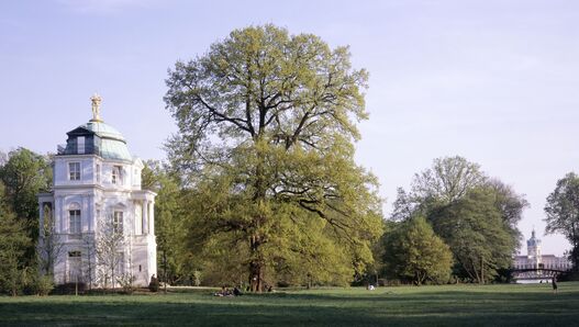 Belvedere im Schlossgarten Charlottenburg, im Hintergrund das Schloss