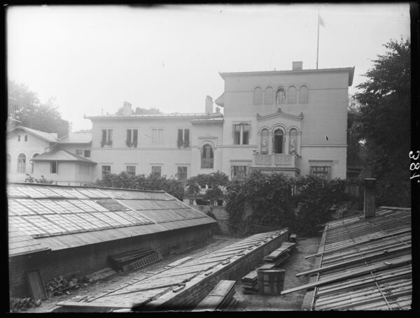 Villa Liegnitz, Blick über das Ananasrevier auf Villa mit Anbau und Ökonomie / Kavalierhaus, vermutl. 1920er Jahre