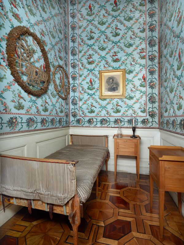 Schlafkabinett des Königs mit geschmückter Tapete im Schloss auf der Pfaueninsel