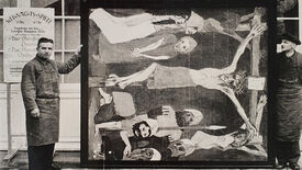 Zwei Angestellte des Kunstdienstes präsentieren Emil Noldes „Kreuzigung“, 1912, Öl/Leinwand, 220,5 × 193,5 cm (Wvz. Urban 477) vor dem Schloss Schönhausen, Foto: Günter Ranft (vermutlich) © Nolde Stiftung Seebüll Kunst – Menschen – Macht