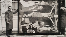Zwei Angestellte des Kunstdienstes präsentieren Emil Noldes „Kreuzigung“, 1912, Öl/Leinwand, 220,5 × 193,5 cm (Wvz. Urban 477) vor dem Schloss Schönhausen, Foto: Günter Ranft (vermutlich) © Nolde Stiftung Seebüll Kunst – Menschen – Macht