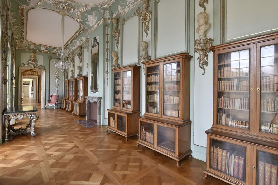 Bibliothek im Neuen Flügel von Schloss Charlottenburg mit den sechs Bibliotheksschränken