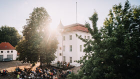 Kammerphilharmonie Amadé – Serenadenkonzerte auf dem Schlosshof